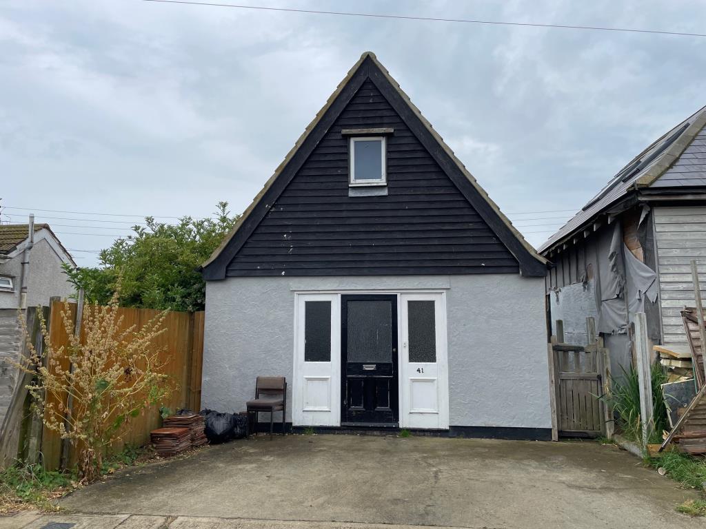Lot: 101 - DETACHED BUILDING WITH POTENTIAL - Front on view of the building with hardstanding to the front